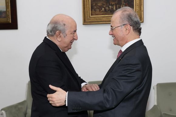 رئيس الجمهورية الجزائرية عبد المجيد تبون خلال استقباله رئيس الوزراء محمد مصطفى